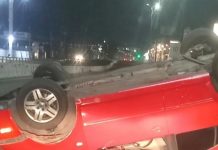 Vuelca auto en puente de la avenida Madero Poniente de Morelia