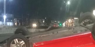 Vuelca auto en puente de la avenida Madero Poniente de Morelia