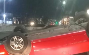 Vuelca auto en puente de la avenida Madero Poniente de Morelia