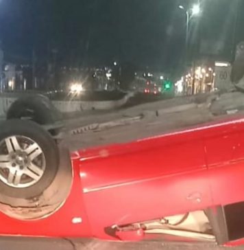 Vuelca auto en puente de la avenida Madero Poniente de Morelia