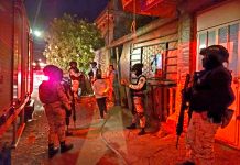 Oficiales de Guardia Nacional auxilian a familia durante incendio, en Zamora