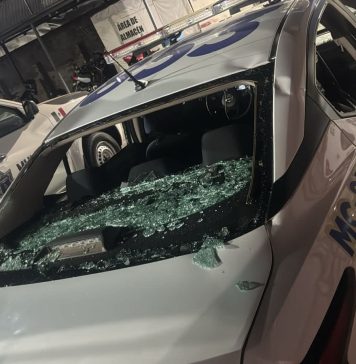 Agreden con palos y piedras a elementos de Tránsito Municipal y vandalizan patrulla, en Uruapan