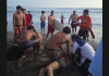 Salvavidas salvan a dos turistas patzcuarenses de morir ahogados en Playa Eréndira