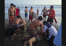 Salvavidas salvan a dos turistas patzcuarenses de morir ahogados en Playa Eréndira