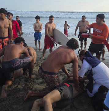 Salvavidas salvan a dos turistas patzcuarenses de morir ahogados en Playa Eréndira