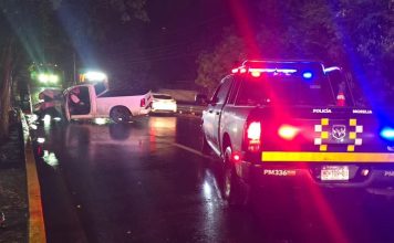 Colapsa letrero sobre dos vehículos en avenida Michoacán y se registra choque en el Libramiento Sur de Morelia