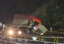 Torton choca contra señalética y queda sobre barandal en el Libramiento Norte de Morelia