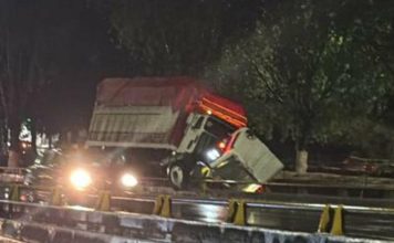 Torton choca contra señalética y queda sobre barandal en el Libramiento Norte de Morelia