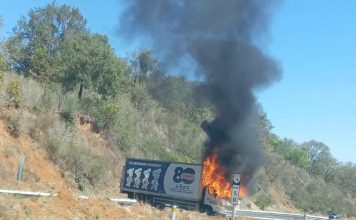 #Video | Vehículo de empresa Bimbo es incendiado y atravesado en la carretera Siglo XXI