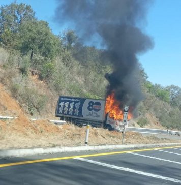 #Video | Vehículo de empresa Bimbo es incendiado y atravesado en la carretera Siglo XXI