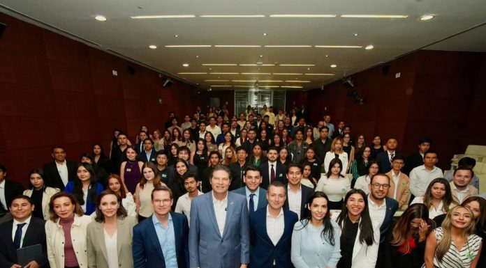 Refrenda Alfonso Martínez su compromiso con la juventud