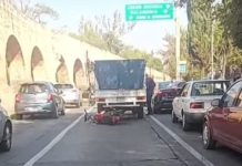 Motociclista queda herido tras impactarse contra camioneta en plena avenida Acueducto de Morelia