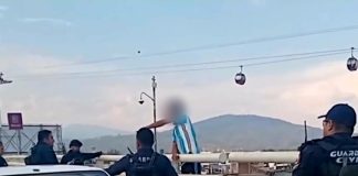 Policías salvan la vida de un joven que amagaba con arrojarse de puente en Uruapan