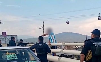 Policías salvan la vida de un joven que amagaba con arrojarse de puente en Uruapan
