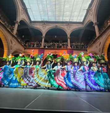 Palacio Municipal brilló con el folclor, la música y la tradición de “La Guelaguetza”