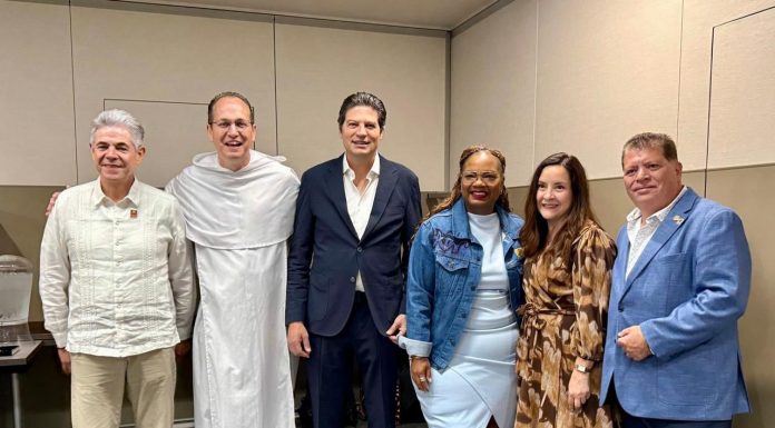 Alfonso Martínez se reúne con la comunidad migrante en Chicago