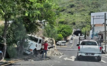 #Video | Camión de “Bloquemich”se estrella contra camellón de la avenida Rotarismo, al sur de Morelia