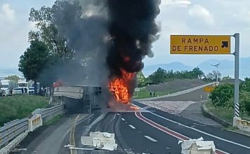 #Video | Tras aparatosa volcadura, tractocamión se incendia en la México-Guadalajara, en Zinapécuaro