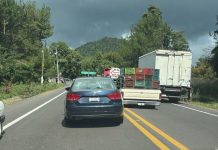 Bloquean la carretera Uruapan-Paracho; exigen búsqueda de dos desaparecidos
