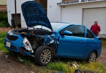Conductor huye tras provocar choque en La Piedad; pierde la placa y la fascia de su vehículo