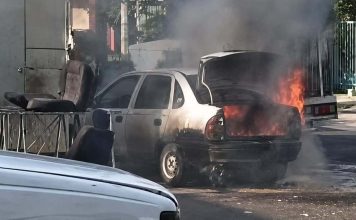 Arde vehículo en la colonia Leandro Valle; no se reportan lesionados