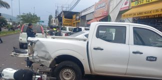 Motociclista choca contra camioneta estacionada y muere en un hospital de Zamora