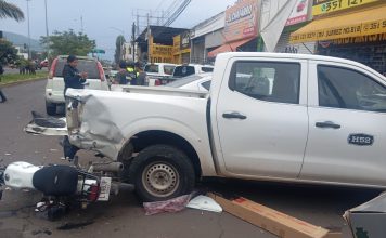 Motociclista choca contra camioneta estacionada y muere en un hospital de Zamora
