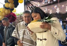 Celeste Ascencio reconoce el esfuerzo de estudiantes en clausura escolar de Uringuitiro