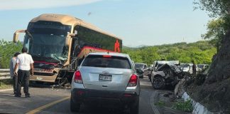 Se registra fatal choque entre autobús y camioneta, en la libre Uruapan – Lázaro Cárdenas