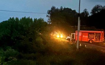 Sujetos armados bloquean la Morelia-Quiroga con dos vehículos de carga atravesados