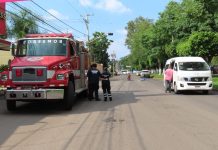 Menor pierde el control de su moto tras presuntamente caer a un bache y muere al ser arrollada por una combi