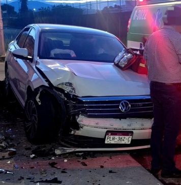 Conductor pierde el control y se estrella contra estructura de contención en Uruapan