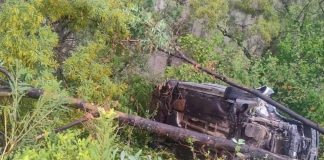 Vuelca automóvil en la carretera Morelia-Mil Cumbres