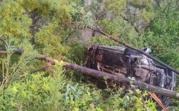 Vuelca automóvil en la carretera Morelia-Mil Cumbres