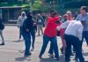 #Video | Comuneros de Arantepacua agreden a golpes al director de Gobernación Ricardo Palomino
