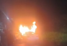 Se incendia taxi a unos metros de la barda perimetral del Aeropuerto Internacional de Uruapan