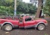 Pino colapsa y aplasta camioneta en la Tacámbaro-Pátzcuaro; hay 4 heridos