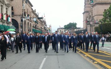 Desfile por Aniversario de la Independencia llena de fervor patrio el Centro de Morelia