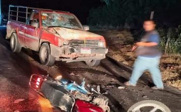 Encontronazo entre moto y camioneta deja dos heridos en Huetamo