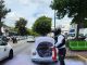 Motopatrulleros de Morelia evitan que un vochito se incendie en Camelinas