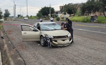Automóvil embiste a ciclistas en la Jacona – Los Reyes; hay una mujer fallecida