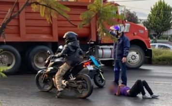 Transeúnte queda malherido tras ser atropellado por camión de volteo en Morelia