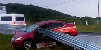 Hombre muere al chocar aparatosamente en la México-Guadalajara; la barrera metálica atravesó el carro de manera insólita