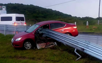 Hombre muere al chocar aparatosamente en la México-Guadalajara; la barrera metálica atravesó el carro de manera insólita