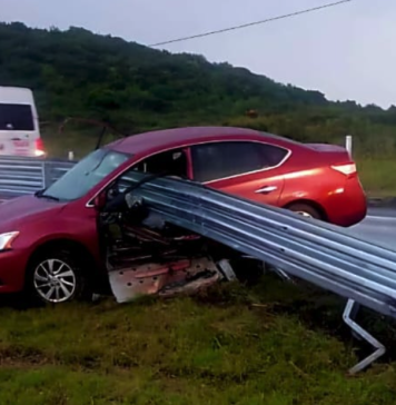 Hombre muere al chocar aparatosamente en la México-Guadalajara; la barrera metálica atravesó el carro de manera insólita