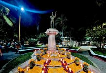 Parácuaro recuerda a Juan Gabriel con un altar en esta Noche de Muertos