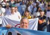 Luis Navarro acompaña a las familias de Villas del Pedregal en la Marcha por la Paz.