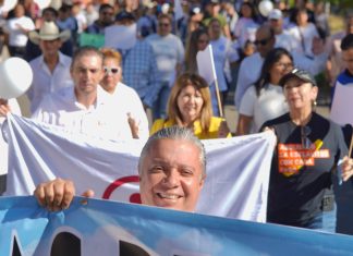 Luis Navarro acompaña a las familias de Villas del Pedregal en la Marcha por la Paz.