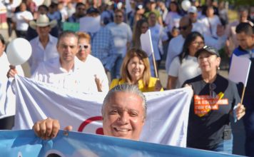 Luis Navarro acompaña a las familias de Villas del Pedregal en la Marcha por la Paz.