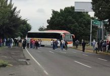 Normalistas bloquean el Libramiento Surponiente de Morelia